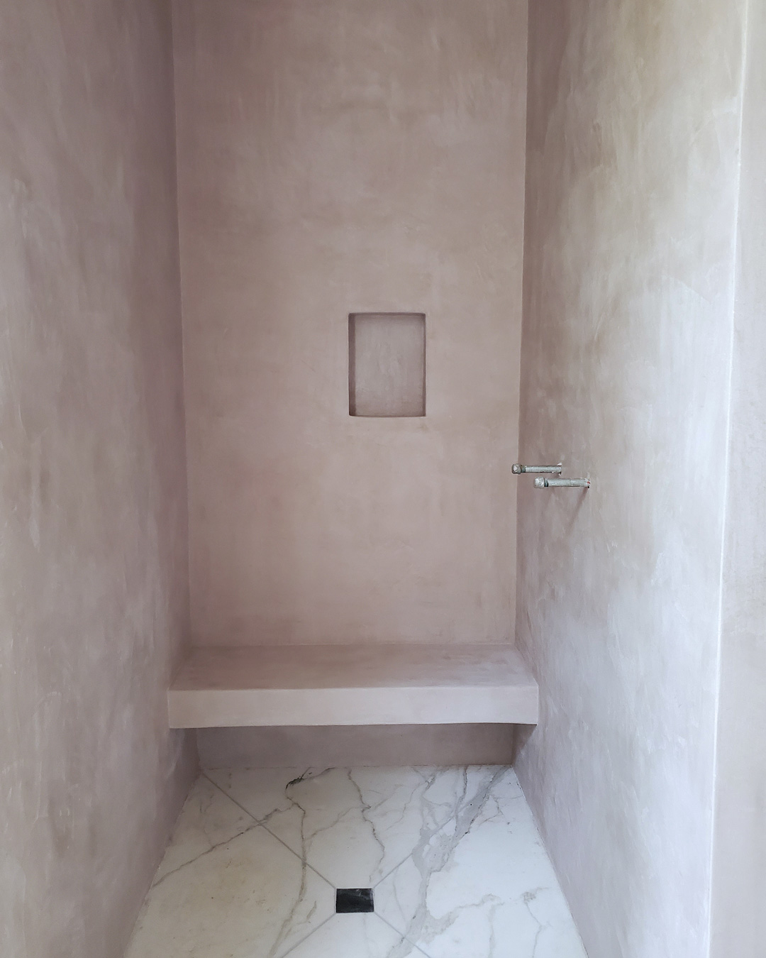 Sylvia T Designs – Tadelakt plaster finish. Wet application in a New Orleans residential bathroom.