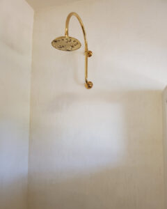 Sylvia T Designs – Tadelakt plaster finish. Wet application in a New Orleans residential bathroom.